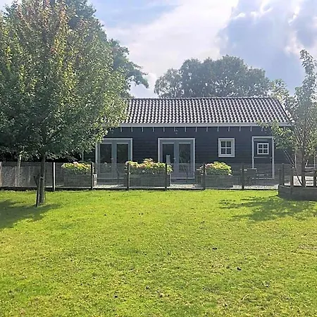 Flora's Bed & Breakfast 3*